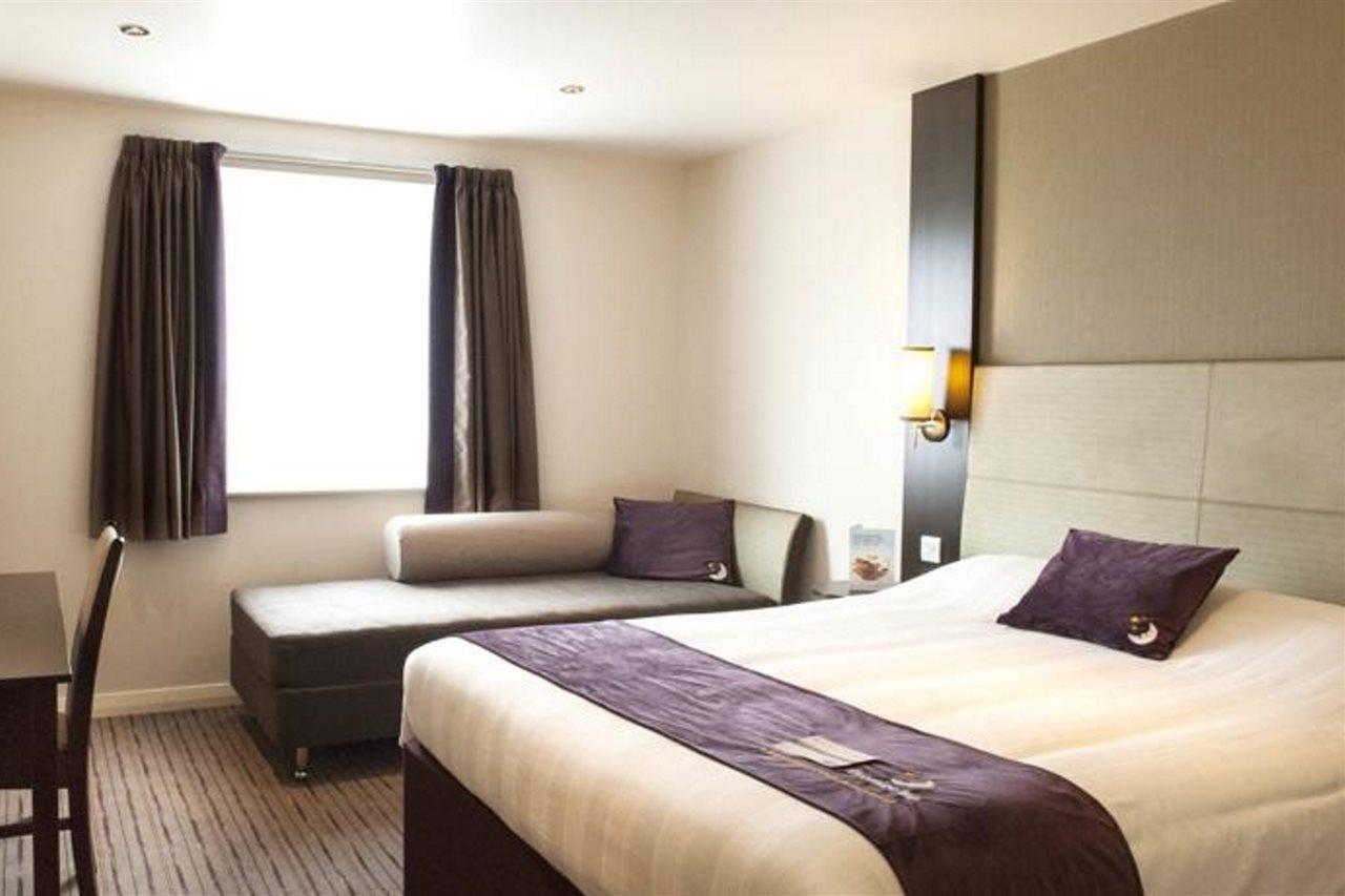 Premier Inn Milton Keynes South Exterior foto